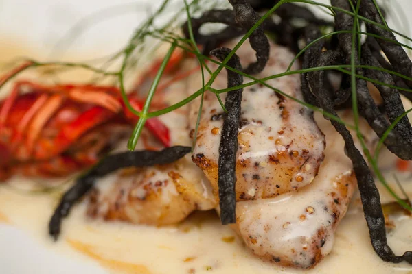 Restoranda biber sosu ve yosunla servis edilen ızgarada pişmiş yayın balığı bifteği.