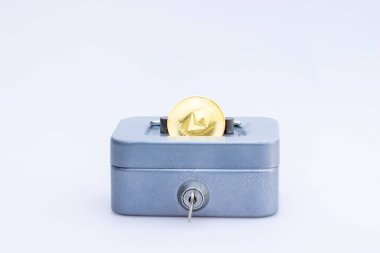 Altın Ethereum ile küçük bir tasarruf kasası, ETH para sanal para. Kripto para birimi, iş ve tasarruf kavramı