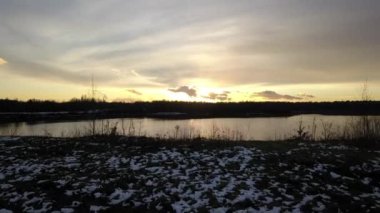 Gün batımında büyük ve büyük bir gölün üzerinde süzülürken