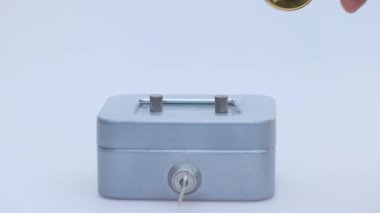 Küçük tasarruf kasası, ele avuca sığmayan altın bir Ethereum, sanal para. Kripto para birimi, iş ve tasarruf kavramı