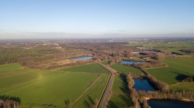 Kırsal kesimde kırsal kesimde. Tarlalar dolusu tarlalar. Yaz manzarası. Hava Aracı Görünümü.