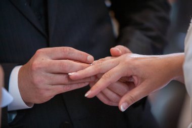 Gelin ve damadın sevgili eşine güzel bir alyans takması, benimle evlen konsepti.