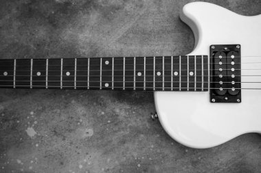 Gri arkaplanda siyah-beyaz güzel beyaz elektro gitar şekli