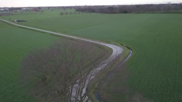 Clip cinematográfico aéreo, Drone volando sobre un campo agrícola durante la puesta del sol — Vídeo de stock