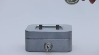 Küçük tasarruf kasası, gümüş LTC Litecoin sanal parası. Kripto para birimi, iş ve tasarruf kavramı