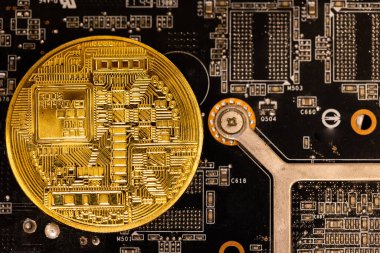 Kripto para kavramı - altın sikke, bitcoin işlemci ve mikroçipli bilgisayar devre kartı. Elektronik para birimi, İnternet Finansmanı