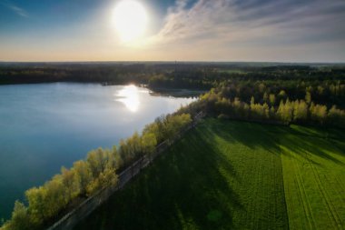 Avrupa kırsalında günbatımının ya da ilkbaharda güneşin doğuşunun çarpıcı hava aracı manzarası