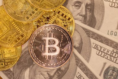 Bitcoin kripto para birimi 100 dolar. Elektronik altın sikkeyi kapat. İş ve mali konsept.