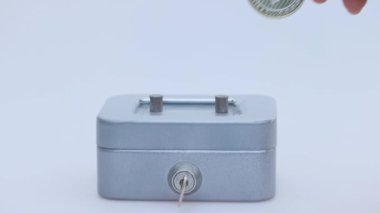 Küçük tasarruf kasası, gümüş LTC Litecoin sanal parası. Kripto para birimi, iş ve tasarruf kavramı