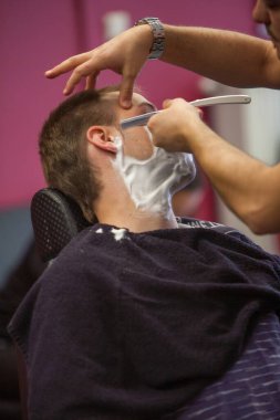 Yüksek deniz feneri silueti Gün batımı gökyüzü.