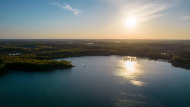 Avrupa kırsalında günbatımının ya da ilkbaharda güneşin doğuşunun çarpıcı hava aracı manzarası