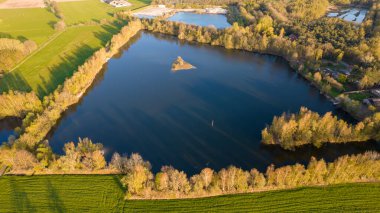 Avrupa kırsalında günbatımının ya da ilkbaharda güneşin doğuşunun çarpıcı hava aracı manzarası