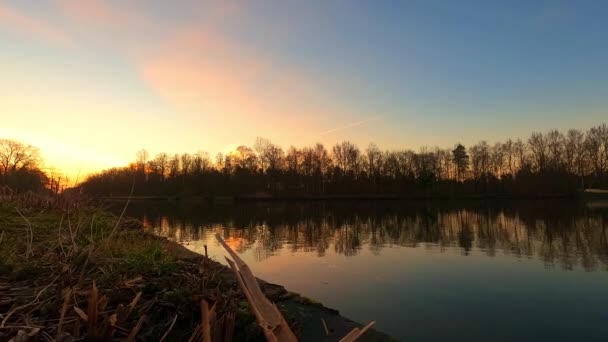 Tavaszi folyó erdő naplemente időintervallum — Stock videók