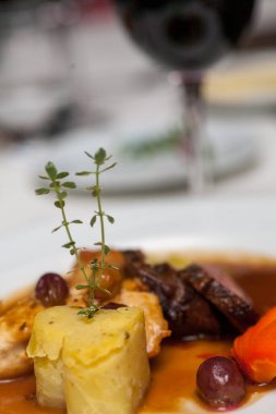 Izgara tavuk fileto, kalp şeklinde patates püresi, sos, karışık sebze. Karnabahar, brokoli ve beyaz tabakta havuç.