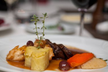 Izgara tavuk fileto, kalp şeklinde patates püresi, sos, karışık sebze. Karnabahar, brokoli ve beyaz tabakta havuç.