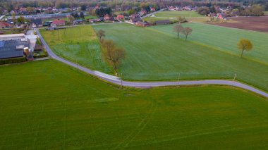 Kırsal kesimde kırsal kesimde. Tarlalar dolusu tarlalar. Yaz manzarası. Hava Aracı Görünümü.