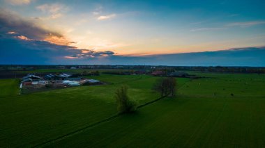 Gün doğumunda ya da batımında İHA ile çekilen gök gürültülü fırtına bulutlarıyla kaplanmış bir akşam gökyüzünün havadan görünüşü.