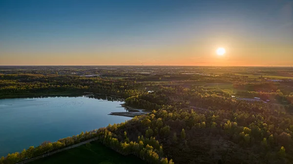 Hermosa vista aérea sobre el lago del bosque al atardecer en Beerse, Bélgica en primavera, disparado con un dron — Foto de Stock