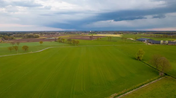 Vista aérea de um céu noturno sobre os campos nublados com nuvens de tempestade trovejantes chegando ao nascer do sol ou ao pôr do sol, tomadas com drone — Fotografia de Stock