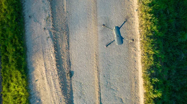 공중 무인기로 디지털 카메라, 현대 기술 , UAV 컨셉의 드론 쿼드 콥 터를 촬영했습니다. 전장을 비행하는 드론 과 디지털카메라로 맑은 도로 — 스톡 사진