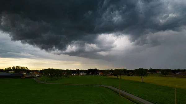 Paisaje aéreo de campo con nubes de tormenta de colores. Tormenta eléctrica extrema sobre una granja y campos agrícolas y carreteras. — Foto de Stock