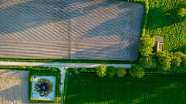 Yazın kırsal kesimde çok güzel doğal tarlalar var. Drone Hava Görüntüsü, kuş bakışı