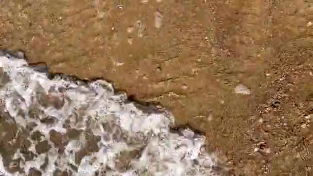 Olas marinas sobre la playa de arena — Vídeo de stock