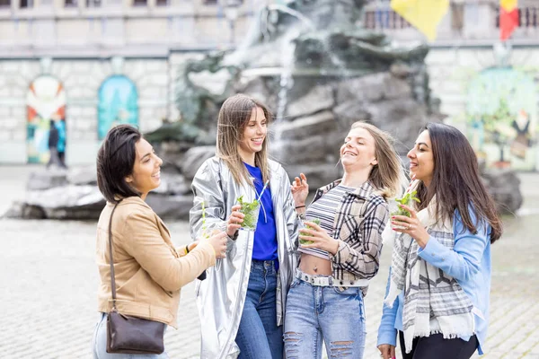 Estilo de vida al aire libre grupo de mujeres jóvenes hermosas multiétnicas tintineo vasos de cóctel celebrando la vida amor felicidad amistad al aire libre en la ciudad en verano. — Foto de Stock