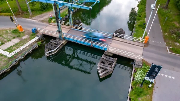 Prise de vue aérienne d'un pont-levis au-dessus d'un canal ou d'une rivière dans un paysage verdoyant en Flandre, Belgique — Photo