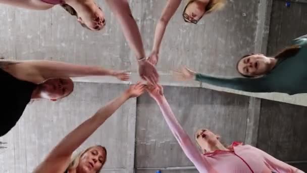 Grupa lub zespół szczęśliwych młodych kobiet sportowych w siłowni wszyscy rozweselają się z podniesionymi rękami i oklaskami — Wideo stockowe