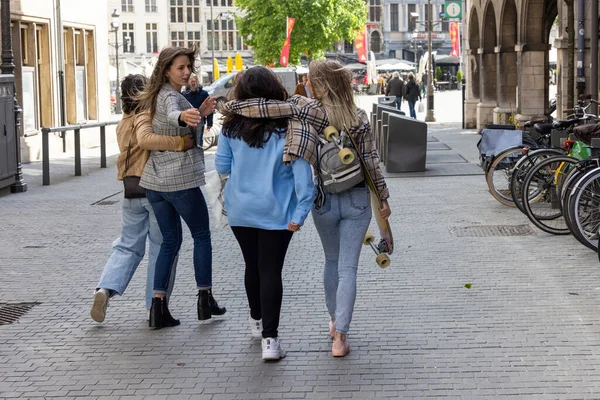 Πορτραίτο του τρόπου ζωής μιας ποικιλόμορφης πολυεθνικής ομάδας τεσσάρων όμορφων νεαρών γυναικών φιλενάδων που τις βλέπουν από πίσω περπατώντας σε μια ευρωπαϊκή πόλη και διασκεδάζοντας, απολαμβάνοντας τη ζωή — Φωτογραφία Αρχείου