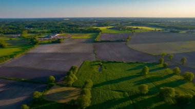 Yazın kırsal kesimde çok güzel doğal tarlalar var. Drone Hava Görüntüsü, kuş bakışı