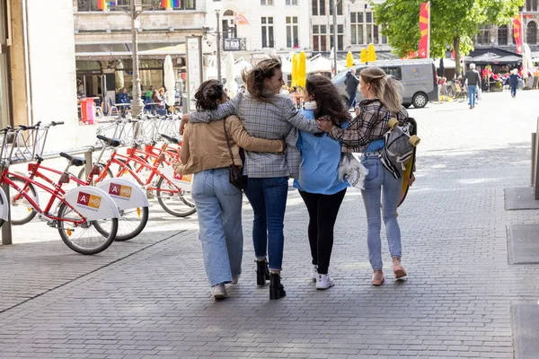 Πορτραίτο του τρόπου ζωής μιας ποικιλόμορφης πολυεθνικής ομάδας τεσσάρων όμορφων νεαρών γυναικών φιλενάδων που τις βλέπουν από πίσω περπατώντας σε μια ευρωπαϊκή πόλη και διασκεδάζοντας, απολαμβάνοντας τη ζωή — Φωτογραφία Αρχείου