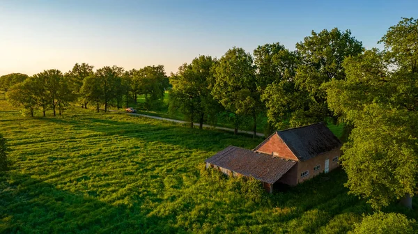 Egy kép egy régi pajtáról és legelőről ősszel, színekkel — Stock Fotó