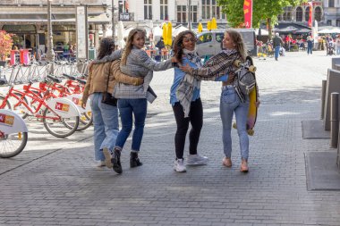 Çeşitli etnik çeşitlilikte dört güzel genç kız arkadaşın yaşam tarzı portresi Avrupa 'nın bir şehrinde dolaşıyor ve eğleniyor, hayattan zevk alıyor.