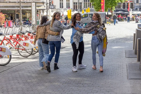 Πορτραίτο ζωής μιας ποικιλόμορφης πολυεθνικής ομάδας τεσσάρων όμορφων νεαρών γυναικών φιλενάδων που περπατούν σε μια ευρωπαϊκή πόλη και διασκεδάζουν, απολαμβάνοντας τη ζωή — Φωτογραφία Αρχείου
