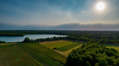 Dramatik bir günbatımı gökyüzünün altında ekilmiş tarım arazisi. Yazın başında güneşli bir günde mısır tarlası teknolojisiyle tohumlandı. Tarım sektörünün verimli toprakları. Kara toprakta yemek.
