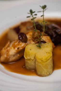 Izgara tavuk fileto, kalp şeklinde patates püresi, sos, karışık sebze. Karnabahar, brokoli ve beyaz tabakta havuç.