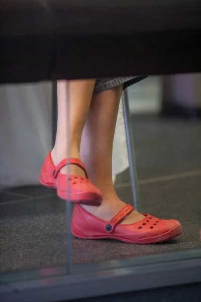 Tekerlekli sandalyede oturan tanınmayan bir kadının bacakları.