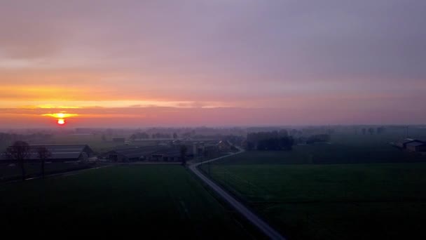 Aerial Cinematic Clip, Drohne fliegt bei Sonnenuntergang über ein landwirtschaftliches Feld — Stockvideo