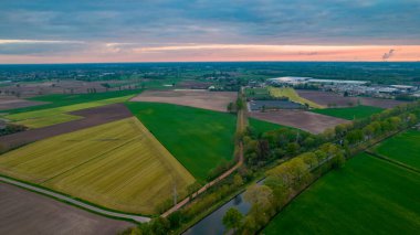 Karanlık ve dramatik fırtına bulutlarının parçalandığı gün batımı. Batan güneşin ışığı bulutları dağıtırken onu dramatik hale getiriyor.. 