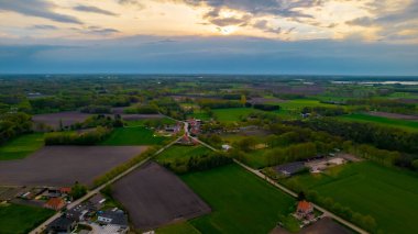 Yazın kırsal kesimde çok güzel doğal tarlalar var. Drone Hava Görüntüsü, kuş bakışı