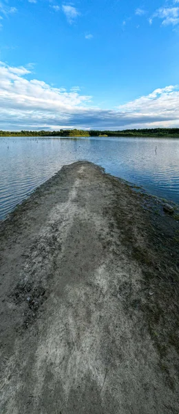 Flygfoto vy över en vacker och dramatisk solnedgång över en skogssjö speglas i vattnet, landskap drönare skott — Stockfoto