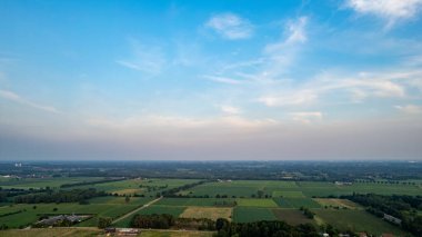 Hava manzaralı yeşil alan karası ya da manzarası. Tarım çiftliği, ev inşaatı, köy dahil. O gayrimenkul veya mülk. Konut paylaşımı, geliştirme, satış veya yatırım için arsa.