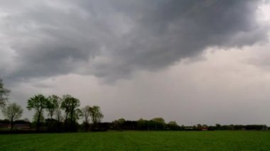 Koyu gri fırtına bulutlarının İHA 'sı ile çekilmiş bir hava videosu. Dramatik bir gökyüzü. Kara fırtınalı bulutlarda aydınlatma