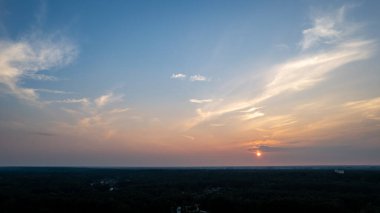 Renkli gökyüzü arka plan günbatımı, parlak pembe-turuncu dramatik bulutlar, hava fotoğrafçılığı, uzak ufuk, batan güneş. Gökyüzü değişiklikleri için ideal.