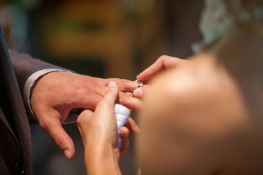 Gelin ve damadın sevgili eşine güzel bir alyans takması, benimle evlen konsepti.