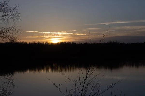 Dramatischer Sonnenuntergang über einem Waldsee — Stockfoto