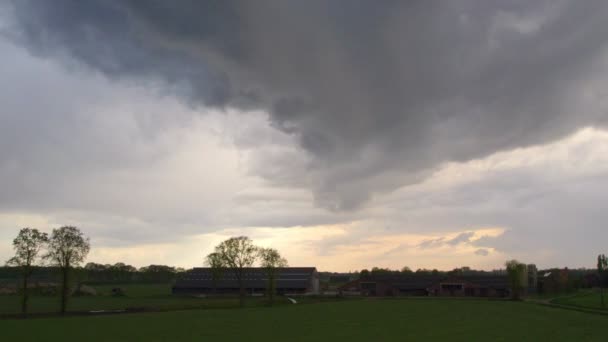 Vídeo aéreo tomado con un dron de nubes oscuras de tormenta gris ominosa. Cielo dramático. iluminación en nubes oscuras y tormentosas — Vídeo de stock