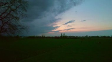 Koyu gri fırtına bulutlarının İHA 'sı ile çekilmiş bir hava videosu. Dramatik bir gökyüzü. Kara fırtınalı bulutlarda aydınlatma